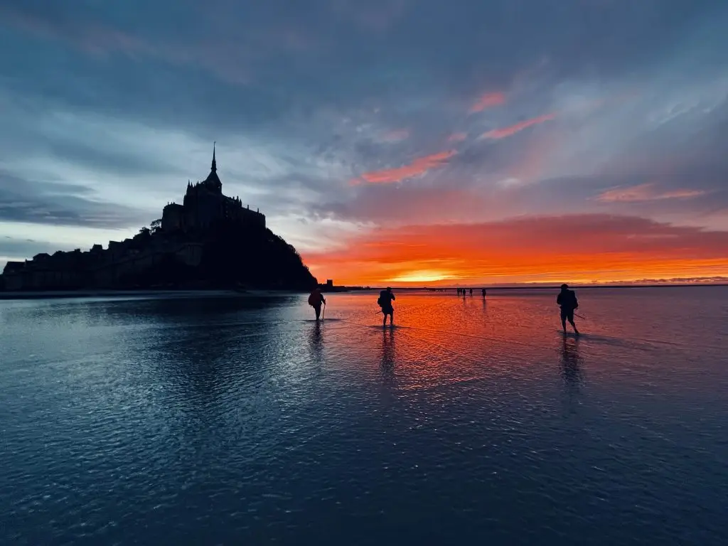 Coucher de soleil rouge vif dans la baie du Mont-Saint-Michel