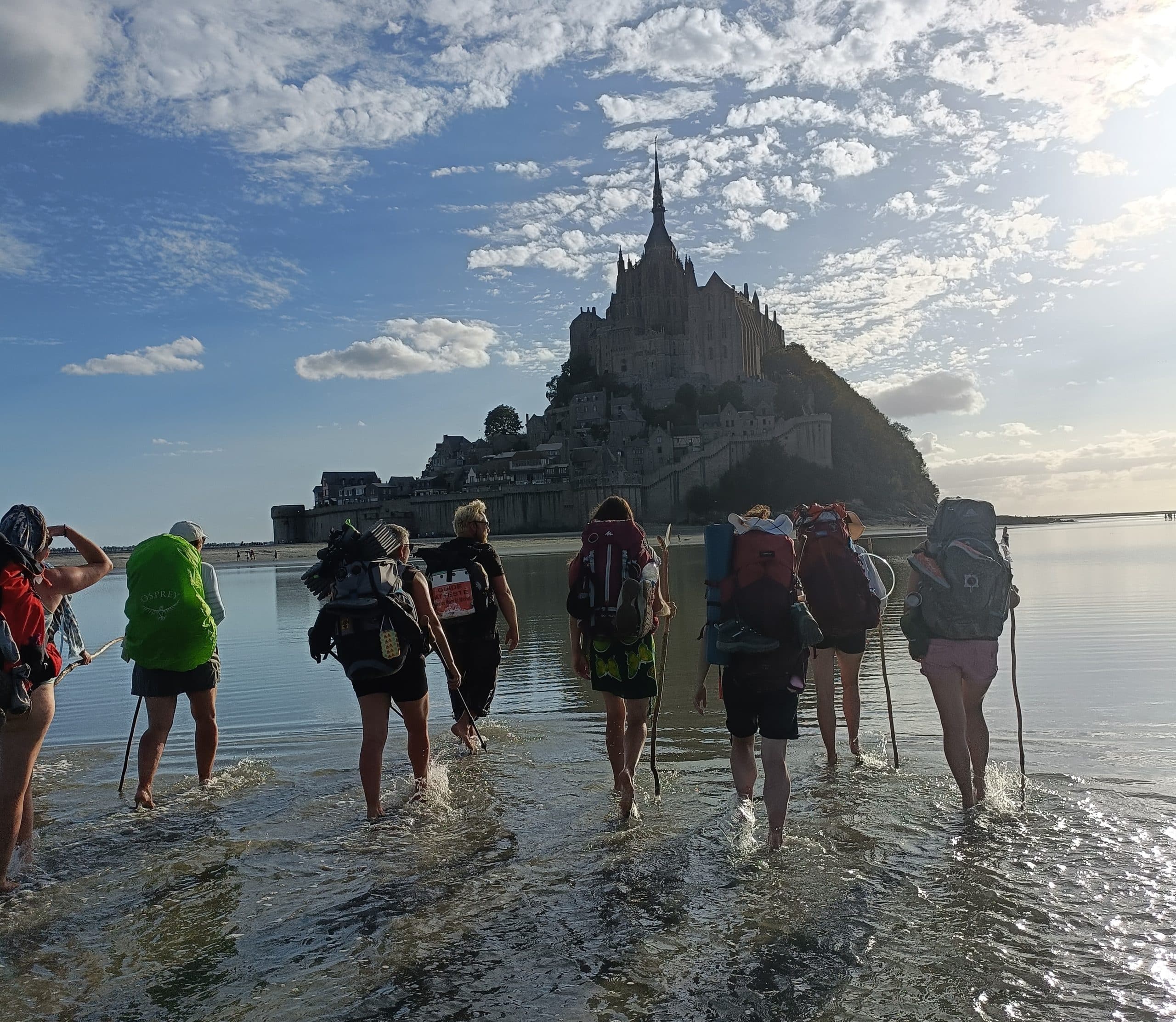 Photo des marcheurs dans la baie du Mont-Saint-Michel