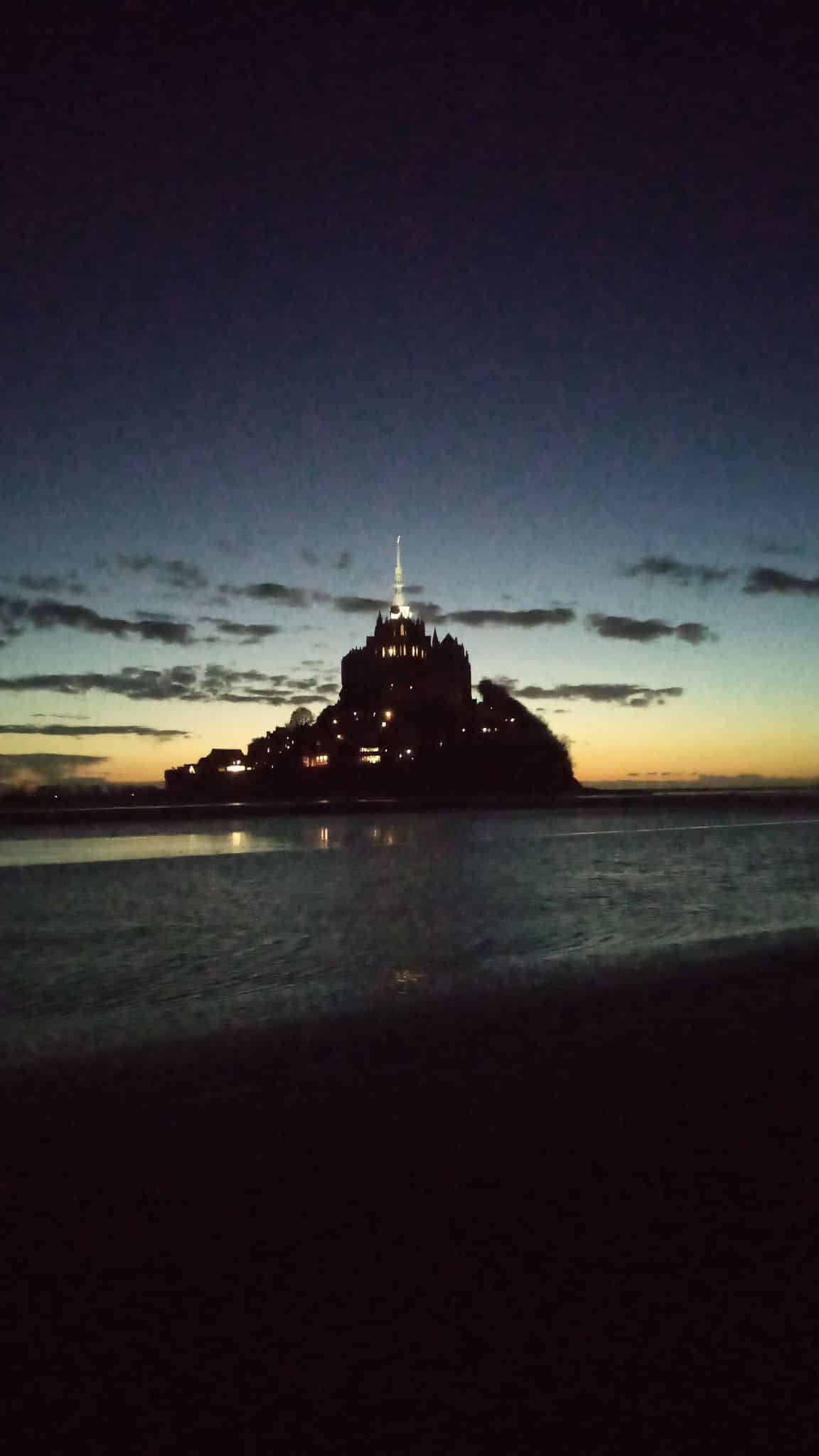 Photo du Mont-Saint-Michel à la tombée de la nuit