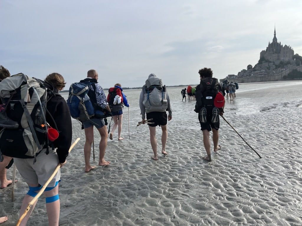 Photo des marcheurs dans la baie du Mont-Saint-Michel