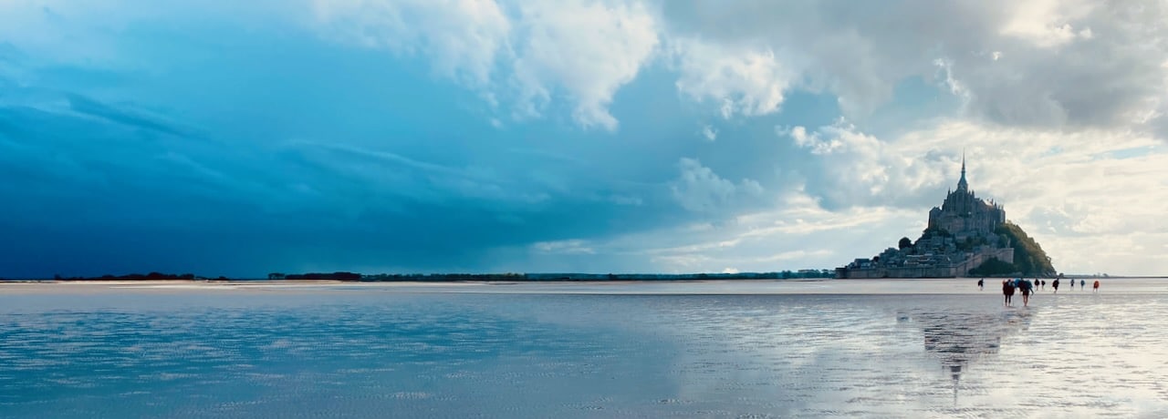 Photo des marcheurs dans la baie du Mont-Saint-Michel