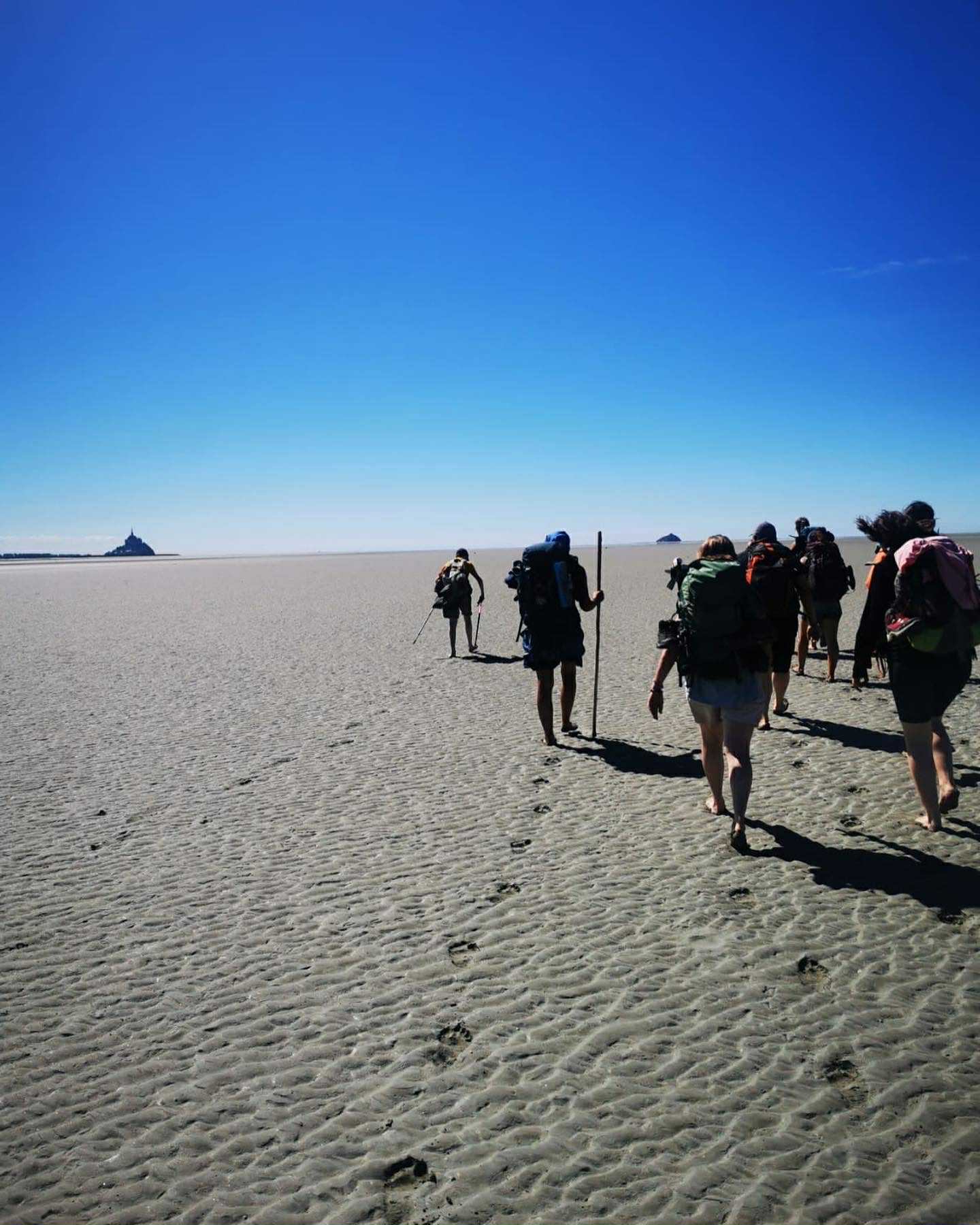 Photo des marcheurs dans la baie du Mont-Saint-Michel