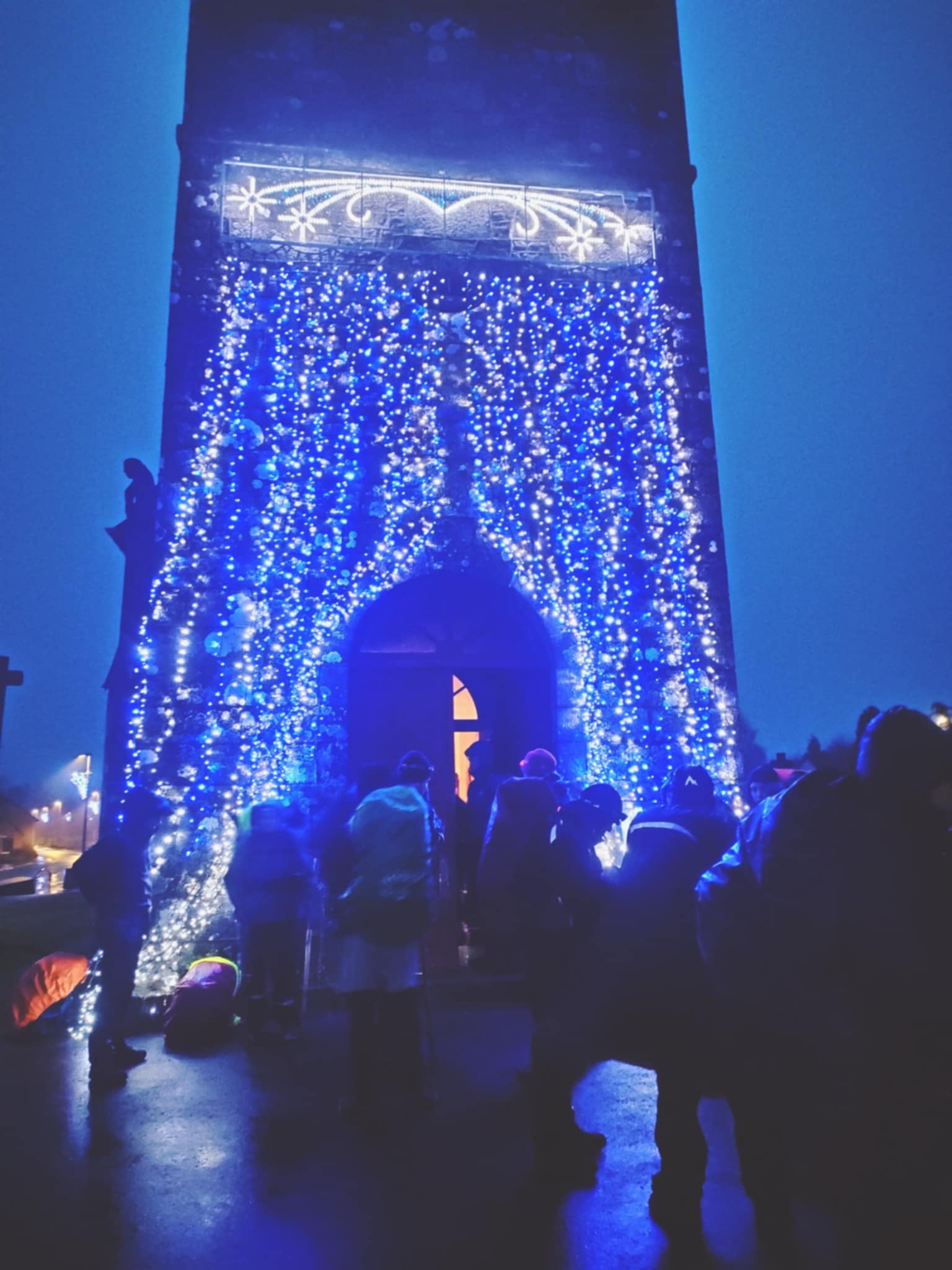 Photo de l'église Saint Martin de Chalandrey avec les illuminations de Noël