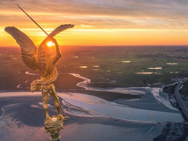 Photo de l'Archange Saint Michel au sommet de l'Abbaye