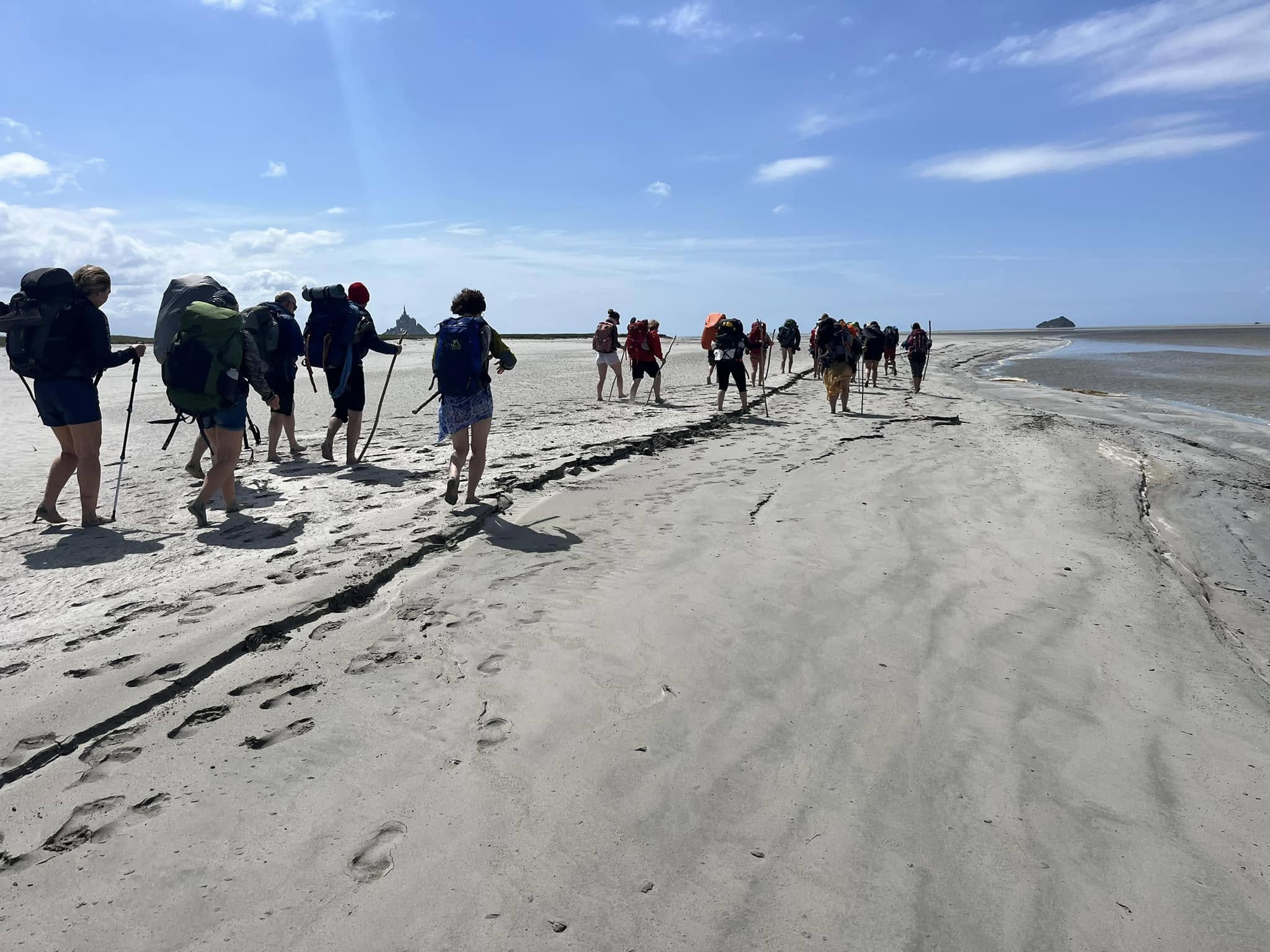Photo des marcheurs dans la baie du Mont-Saint-Michel